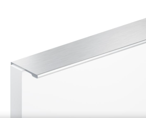 Uchwyt meblowy krawędziowy nakładany płaski UM-496 L-128 anoda chrom mat