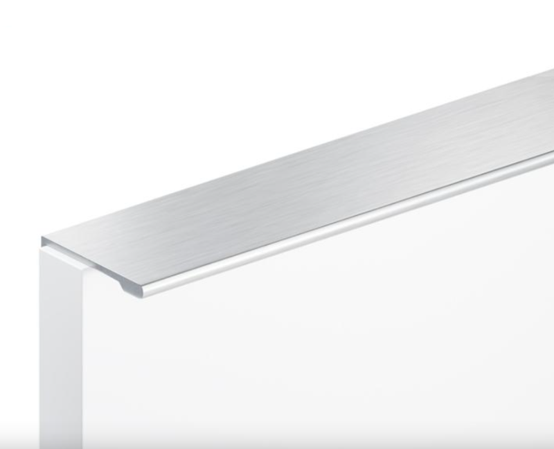 UCHWYT MEBLOWY KRAWĘDZIOWY NAKŁADANY PŁASKI UM-496 L-128 ANODA CHROM MAT