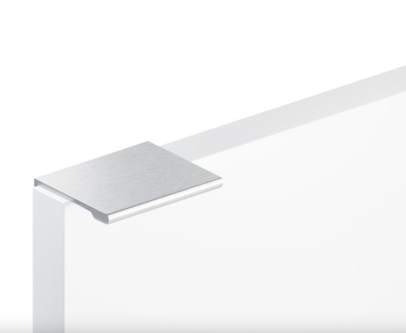 UCHWYT MEBLOWY KRAWĘDZIOWY NAKŁADANY PŁASKI UM-496 L-32 ANODA CHROM MAT
