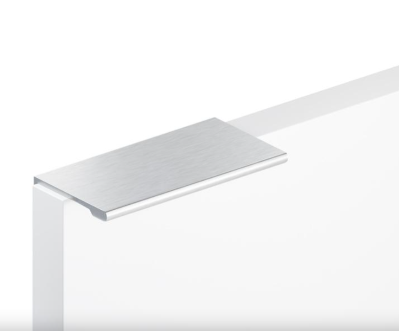 UCHWYT MEBLOWY KRAWĘDZIOWY NAKŁADANY PŁASKI UM-496 L-64 ANODA CHROM MAT