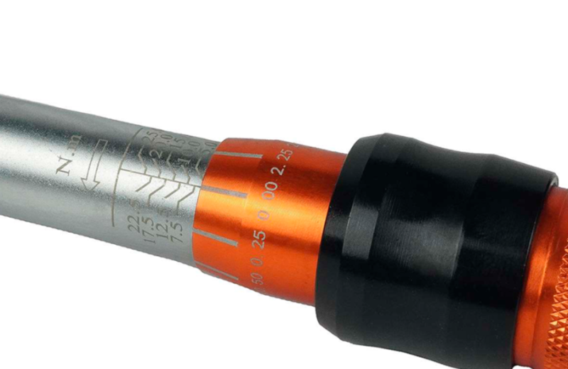 KLUCZ DYNAMOMETRYCZNY DWUKIERUNKOWY KALIBROWANY 1/4" / 5-25 Nm